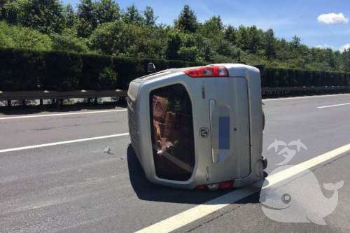 澳門內部最精準,小車高速行駛途中女子跳車